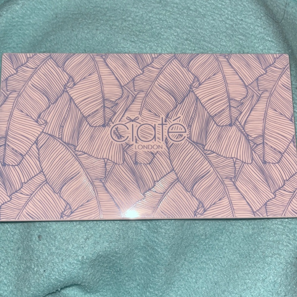 I’m selling a multiple color eyeshadow palette